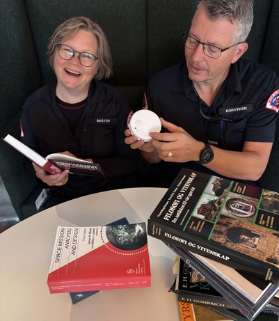 Vibeke og Tom Erik påpeker at fungerende røykvarsler og mange bøker er viktig del av studentlivet.