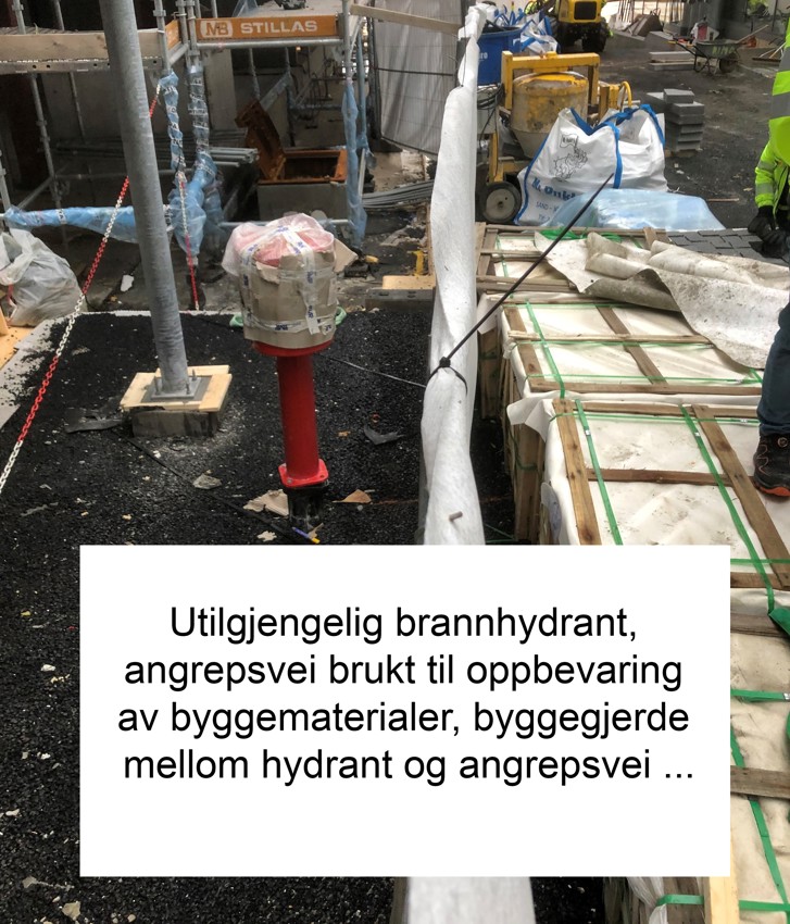 Eksempel fra Nedre Romerike: Brannhydranten er utilgjengelig, angrepsveien for brannbilen er brukt til oppbevaring av byggematerialer og det er et byggegjerde mellom hydrant og angrepsvei.
