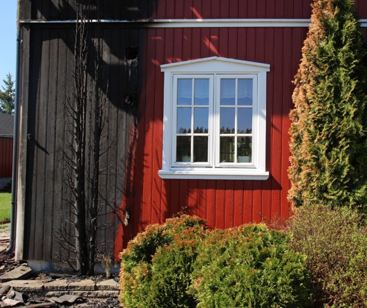 Hus med store brannskader utendørs.