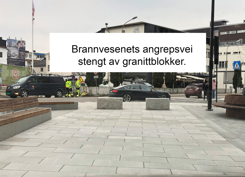 Brannvesenets angrepsvei er stengt av granittblokker.